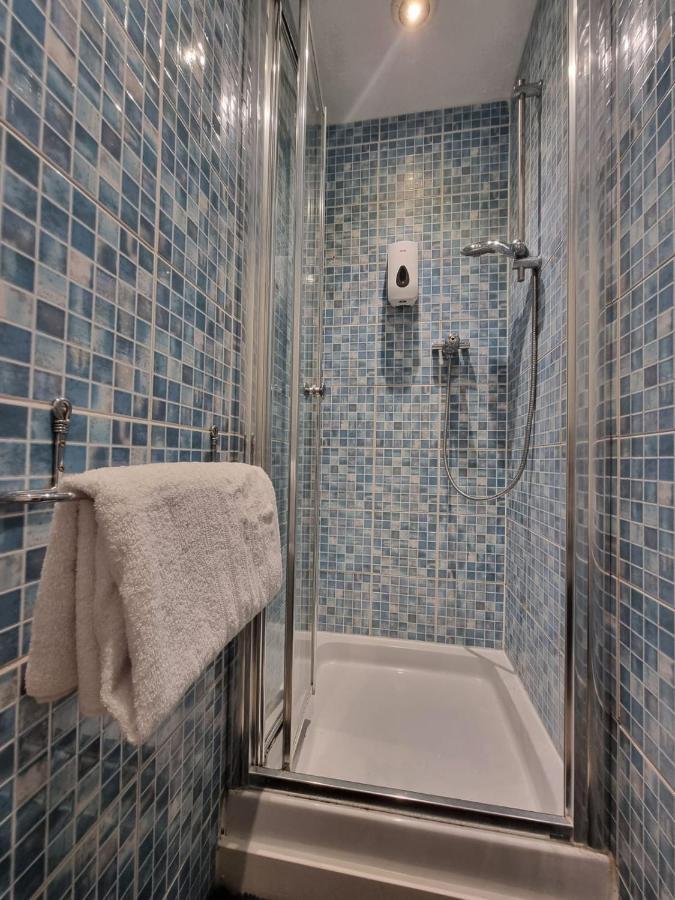 Private Rooms Bath Exterior photo